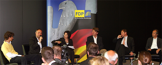 podium vor fdp-logo und adler