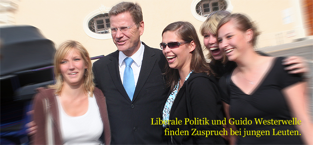 westerwelle und einige junge mädels lachen bildunterschrift: liberale politik und guido westerwelle finden zuspruch bei jungen leuten